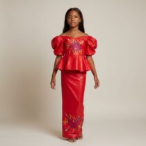 Ensemble cérémonie fille rouge élégant avec jupe et haut floral brodé, idéal pour mariage ou fête, disponible en tailles 8 et 10 ans, couleur rouge éclatant. ❀ Tailles disponibles : 8 ans et 10 ans ❀ Couleur : Rouge vif avec broderies florales ❀ Parfait pour cérémonies, mariages et occasions spéciales
❀ Couleur : Rouge