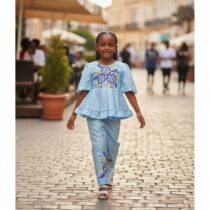 Ensemble cérémonie fille bleu bakha 8 ans, jupe longue et haut floral chic, idéal pour occasions festives et événements spéciaux, coupe élégante. ❀ Taille : 8 ans, ensemble composé d’une jupe longue et d’un haut cintré à manches 3/4 ❀ Couleur : Bleu bakha pastel, broderies florales multicolores ❀ Matière : Satin ou brocart léger, finition brillante et raffinée
❀ Couleur : Bleu bakha