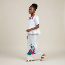 Ensemble cérémonie fille 9 ans blanc, jupe longue et haut floral brodé, idéal mariage, fête ou événement, style traditionnel chic et confortable. ❀ Ensemble 2 pièces : jupe longue droite et haut manches courtes, taille 9 ans ❀ Couleur blanc immaculé, broderies florales rose, bleu et vert ❀ Tissu satiné lisse, léger et confortable pour les cérémonies
❀ Couleur : Blanc