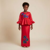 Ensemble cérémonie fille rouge 8 ans, chic et élégant, composé d’une jupe droite et d’un haut floral avec broderie, parfait pour occasions spéciales. ❀ Taille : 8 ans, ensemble jupe droite et haut à manches longues avec volants ❀ Couleur : rouge vif, motifs floraux brodés violet, vert et jaune ❀ Tissu bazin riche, léger et satiné, tombé fluide et raffiné
❀ Couleur : Rouge
