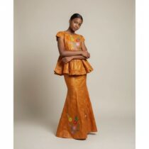 Ensemble bazin fille 11 ans vert Senegal, robe et jupe brodées pour cérémonie, tenue africaine élégante et festive, idéale fêtes et événements spéciaux. ❀ Taille adaptée : 11 ans, parfait pour les filles ❀ Couleur : Vert Senegal avec motifs floraux brodés multicolores ❀ Ensemble composé d’une robe droite et d’une jupe assortie
❀ Couleur : Vert Senegal