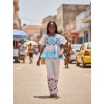 Ensemble bazin riche fille 10 ans bleu clair et gris, idéal pour les cérémonies, composé d’une blouse brodée et d’un pagne élégant pour occasions spéciales. ❀ Convient aux filles de 10 ans, ensemble deux pièces (blouse ample et pagne) ❀ Couleurs principales : bleu clair et gris, broderies florales artisanales ❀ Tissu satiné léger, agréable à porter pour fêtes ou événements culturels
❀ Couleur : Bleu clair +gris