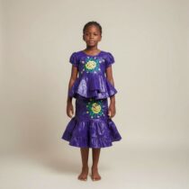 Ensemble bazin riche fille 8 ans mauve, haut et jupe brodés, élégance parfaite pour cérémonie et événement familial, style traditionnel africain. ❀ Taille : pour fille de 8 ans, ensemble haut et jupe ❀ Couleur : mauve foncé avec broderies colorées ❀ Idéal pour cérémonies, fêtes et tenues assorties mère-fille
❀ Couleur : Mauve foncé