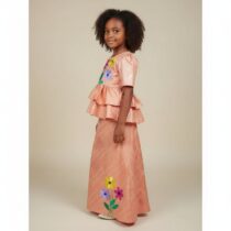 Ensemble bazin riche fille 6 ans orange, haut et jupe élégants pour cérémonie, motif floral brodé, parfait pour fêtes traditionnelles et occasions spéciales. ❀ Taille : 6 ans, haut à manches trois-quarts et jupe confortable ❀ Couleur : orange clair avec broderies florales multicolores ❀ Ensemble léger, tissu satiné doux adapté aux événements festifs
❀ Couleur : Orange