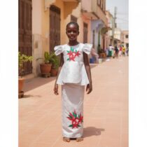 Ensemble bazin riche fille 9 ans gris clair, haut et jupe brodés pour cérémonie africaine, élégant, confortable et parfait pour une tenue traditionnelle raffinée. ❀ Taille adaptée : 9 ans, ensemble composé d’un haut à manches bouffantes et d’une jupe ❀ Couleur : Gris clair avec broderies rouges et vertes, tissu bazin riche à motifs jacquard ❀ Idéal pour : cérémonies, fêtes et occasions spéciales, style artisanal et élégant
❀ Couleur : Gris claire