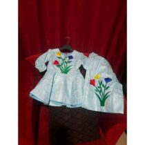 Ensemble bazin fille 3 ans bleu clair, tenue africaine élégante avec broderies florales, idéale pour cérémonie, fête ou événement traditionnel enfant. ❀ Ensemble 2 pièces pour fillette de 3 ans, coupe confortable et élégante ❀ Couleur bleu clair pastel avec broderies florales multicolores ❀ Tissu jacquard léger, finition satinée, parfait pour cérémonies et fêtes
❀ Couleur : Bleu claire