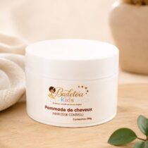 Sa formule riche aide à hydrater en profondeur la fibre capillaire tout en maintenant les cheveux doux, souples et faciles à coiffer.
Elle contribue à protéger les cheveux contre la sécheresse, à réduire la casse et à maintenir l’hydratation naturelle du cuir chevelu. Idéale pour les cheveux bouclés, crépus ou ondulés, cette pommade aide également à définir les coiffures tout en apportant brillance et douceur.